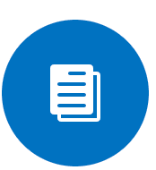 Icône ronde bleue représentant une pile de documents blancs, stylisée en pictogramme. Ce symbole est couramment utilisé dans les interfaces numériques pour désigner des fichiers, des formulaires, des dossiers, ou des contenus téléchargeables. Il peut également signaler l&#39;accès à des ressources administratives, des documents à remplir ou une base documentaire.
