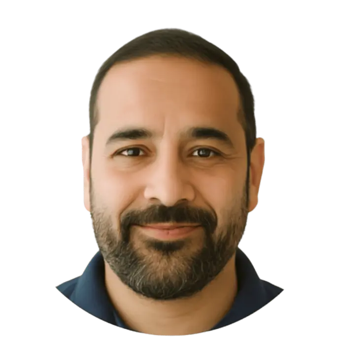 Portrait détouré d’un homme barbu aux cheveux courts, souriant, portant un polo bleu sur fond transparent. Idéal pour un profil professionnel dans les domaines du management, de la tech, du marketing ou de la formation.