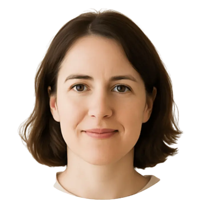 Portrait détouré d’une femme brune aux cheveux mi-longs, visage neutre et doux, sur fond transparent. Idéal pour une présentation d’équipe, une page &#34;À propos&#34;, ou un profil professionnel dans le secteur santé, formation, communication ou ESS.