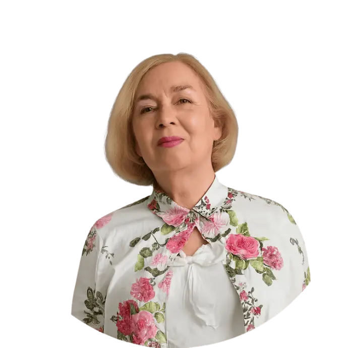 Portrait d’une femme mature en tenue fleurie blanche et rose, posant sur fond transparent. L’image est adaptée pour représenter une dirigeante, une responsable associative, une intervenante culturelle ou une figure d’expérience dans un contexte professionnel ou communautaire.